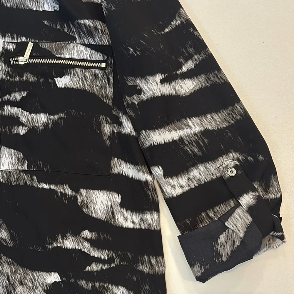 Michael Kors Top Womens 10 1/2 Button Up Roll Tab Sleeve Shirt Blouse Animal - Picture 2 of 8